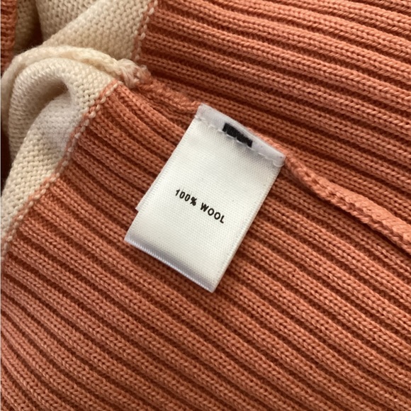 St. John Cream and Salmon Sze L Sweater. - Picture 7 of 7